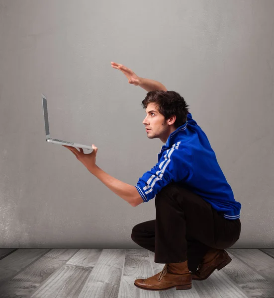 Homem atraente segurando caderno moderno — Fotografia de Stock