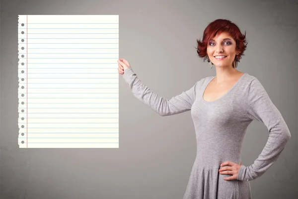 Jonge vrouw met wit papier kopieerruimte met diagonale lijnen — Stockfoto