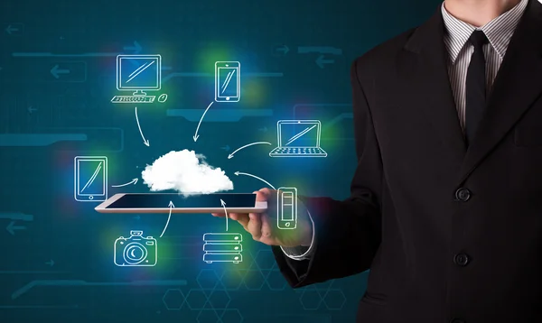 Zakenman toont met de hand getrokken cloud computing — Stockfoto