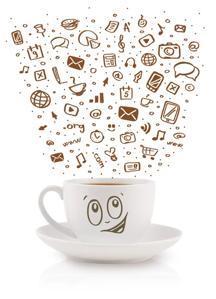 손으로 뽑은 미디어 아이콘 이 있는 커피 잔 — 스톡 사진