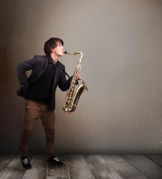 Jovem músico tocando no saxofone — Fotografia de Stock