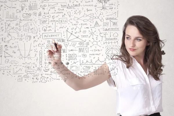 젊은 여자가 생각을 스케치하고 계산하는 모습 — 스톡 사진