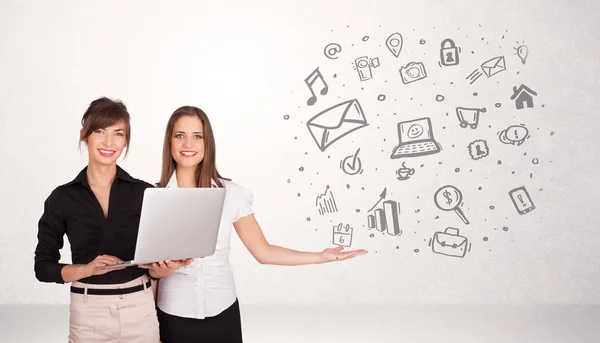 Joven mujer de negocios presentando iconos de medios dibujados a mano — Foto de Stock