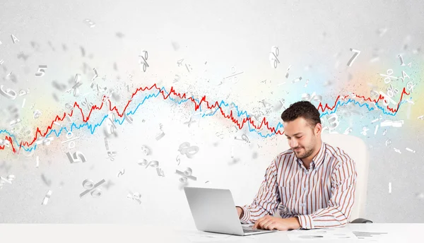 Uomo d'affari seduto a tavola con grafico del mercato azionario — Foto Stock