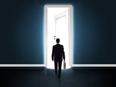 Büyük parlak kapıyı açan bir iş adamı.