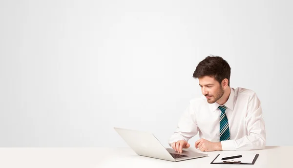 Hombre de negocios con fondo blanco —  Fotos de Stock