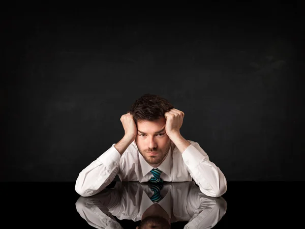 Empresário sentado em uma mesa — Fotografia de Stock