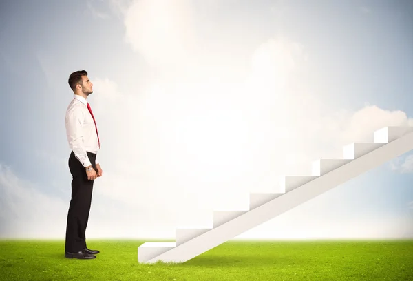 Persona de negocios subiendo por la escalera blanca en la naturaleza —  Fotos de Stock