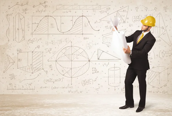 Engenheiro bonito calculando com fundo desenhado à mão — Fotografia de Stock