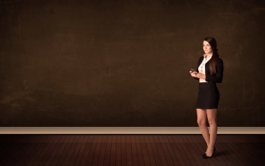 Copysp zemin üzerine yüksek teknoloji tablet holding iş kadını