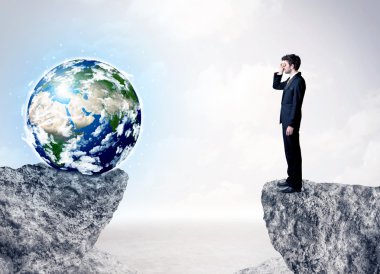 İşadamı küre rock dağda