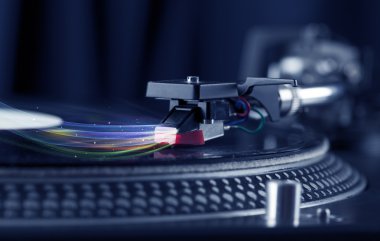 Renkli soyut çizgilerle vinil müzik çalan müzik çalar