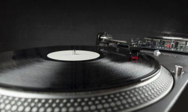 Turntable plağı çalıyor. Plakta iğneyle kapat. 