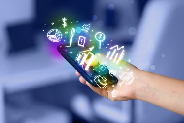 Finans ve pazar simgelerine ve sembollerine sahip akıllı telefon