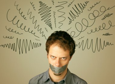 Ağzına yapışmış ve kıvrımlı çizgileri olan genç bir adam.