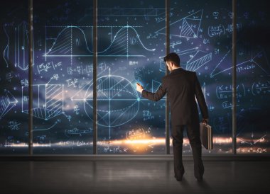 İş adamı iş grafikleri çiziyor