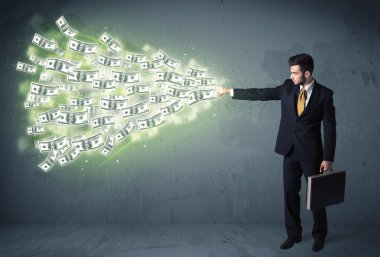 İş adamı bir sürü dolar savuruyor.