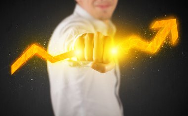 Işıl ışıl, dik bir ok tutan iş adamı