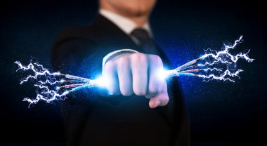 Elektrik kablolarını tutan iş adamı