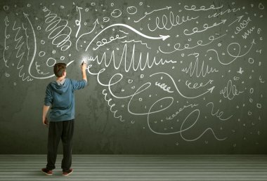 Genç şehir ressamı çiziyor