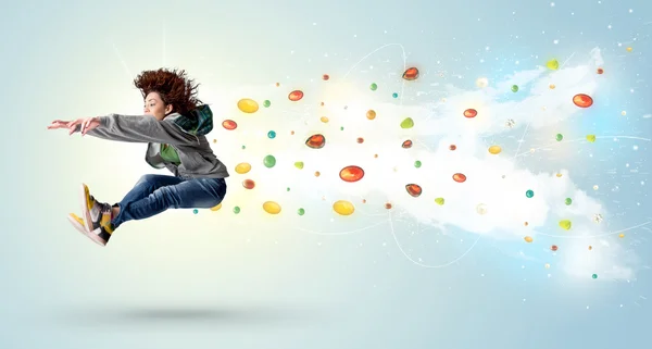 Belle femme sautant avec des pierres précieuses colorées et des cristaux sur le b — Photo