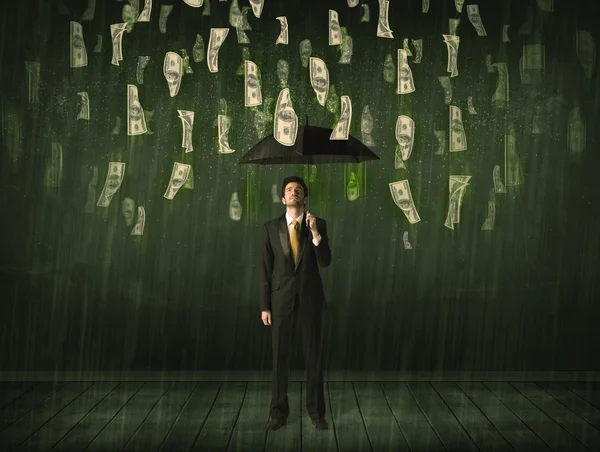 Επιχειρηματίας στέκεται με ομπρέλα σε δολάριο έννοια βροχή νομοσχέδιο — Φωτογραφία Αρχείου
