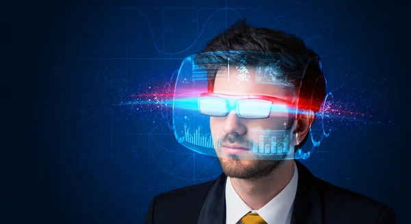 Людина з майбутніми високотехнологічними смарт-окулярами — стокове фото