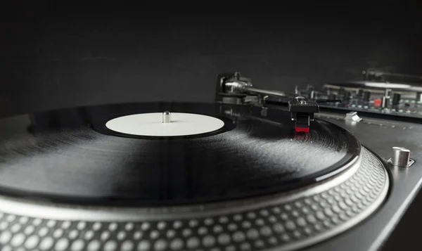 Vändskiva spelar vinyl närbild med nål på skivan — Stockfoto