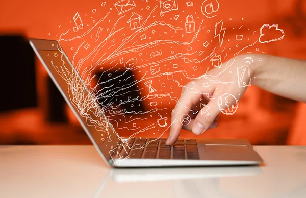Чоловік натискає ноутбук комп'ютер з каракулевою піктограмою хмара симфонія — стокове фото