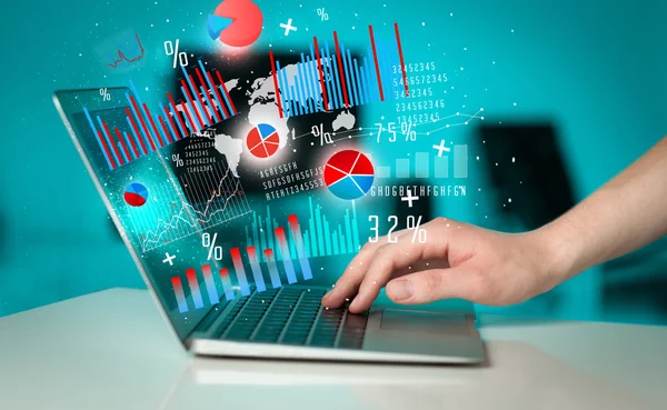 Digitação de mão no computador portátil moderno notebook com ícones de gráfico — Fotografia de Stock