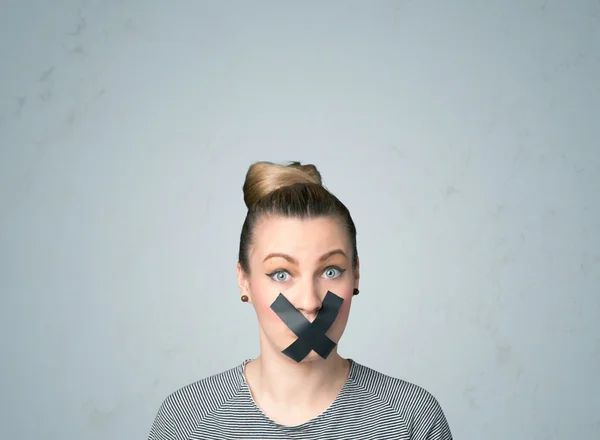 Jeune femme avec bouche collée — Photo