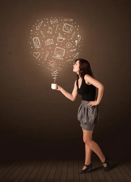 Affärskvinna håller en vit kopp med sociala medier ikoner — Stockfoto