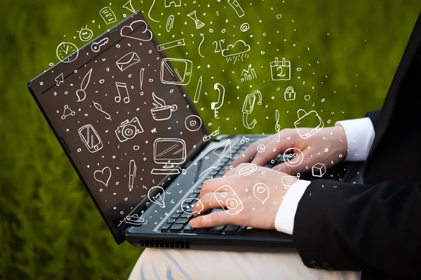 Laptop mit handgezeichneten Symbolen und Symbolen — Stockfoto