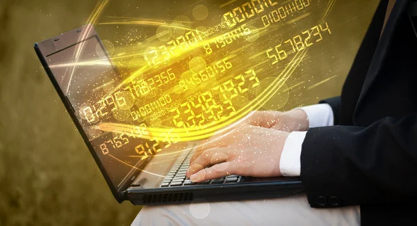 Hombre escribiendo en el portátil moderno con los datos de la tecnología de números que vienen — Foto de Stock