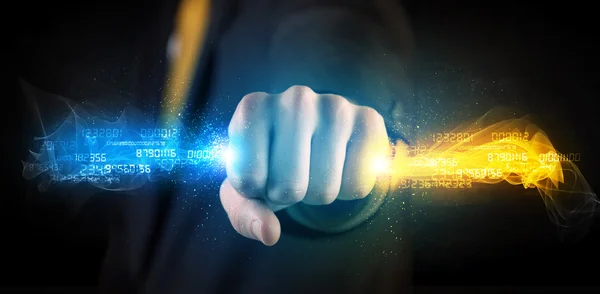 Elinde renkli, parlak veriler tutan bir adam.