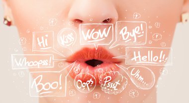 Beyaz baloncuklu güzel kırmızı dudaklar.