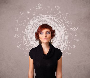 Soyut karalama çizgileri ve simgeleri olan güzel bir genç kız.