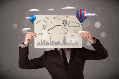 cityscape önünde onun h ile bir karton tutan işadamı