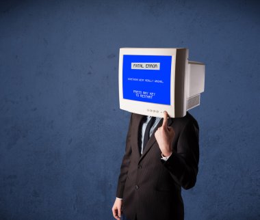 kişi bir monitör kafası ve ölümcül hata mavi ekranda di