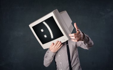 bir monitörde başını ve doğum smiley ile komik genç işadamı