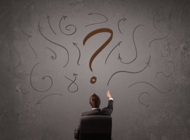 İş adamı soru işareti skecine bakıyor.