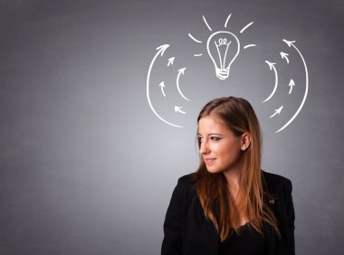 Güzel bayan kafasının üstünde oklar ve ampullerle düşünüyor.