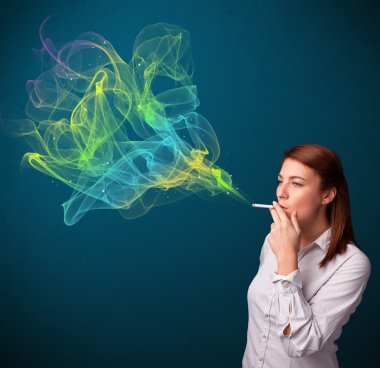 Güzel bayan renkli dumanlı sigara içiyor.