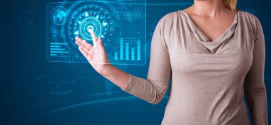 Kadın, modern düğmelere basıyor.