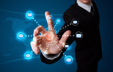 Sanal ileti tipindeki simgelere basan iş adamı