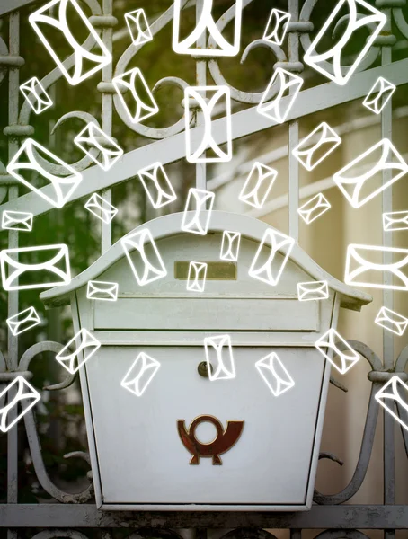 Briefkasten mit Briefsymbolen auf leuchtend grünem Hintergrund — Stockfoto