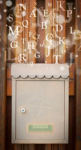 Boîte aux lettres avec lettres sortant — Photo