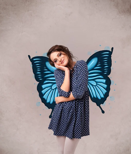 Девушка с голубой бабочкой на спине — стоковое фото