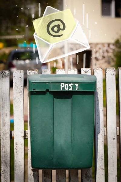 Obálka s e-mailovou značkou padající do poštovní schránky — Stock fotografie