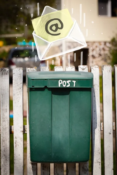 Enveloppe avec signe électronique tombant dans la boîte aux lettres — Photo